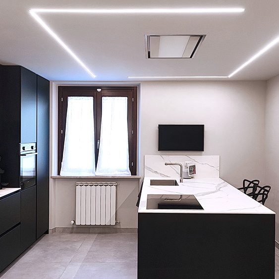 Cucina laccata opaca con top in gress Calacatta