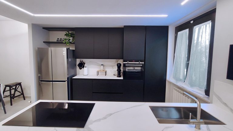 Cucina laccata opaca con top in gress Calacatta