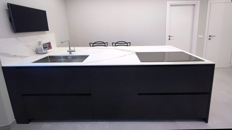 Cucina laccata opaca con top in gress Calacatta