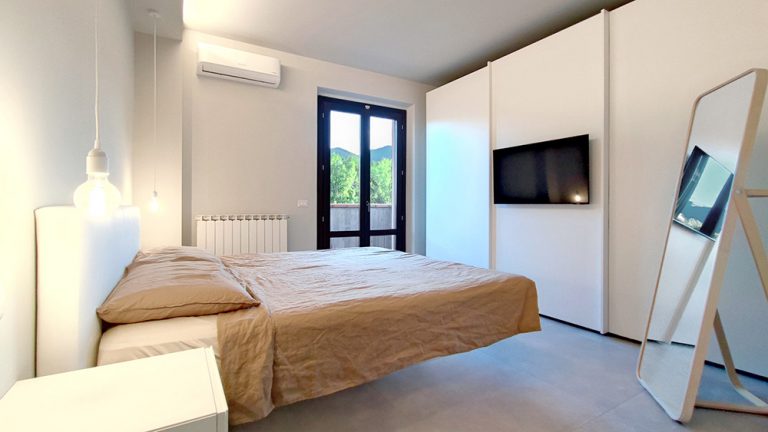Camera da letto con letto sospeso e armadio scorrevole TV on