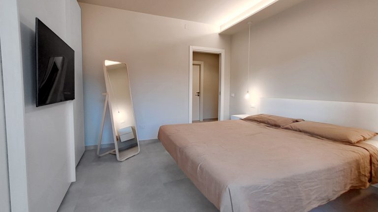 Camera da letto con letto sospeso e armadio scorrevole TV on