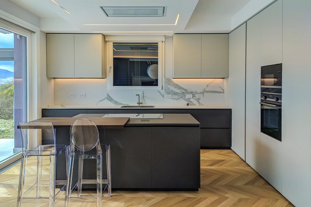 Ampia cucina con armadiatura contenitiva e isola