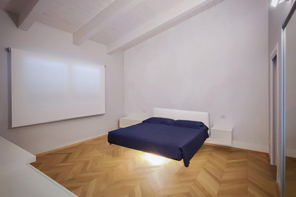 Camera padronale con letto sospeso